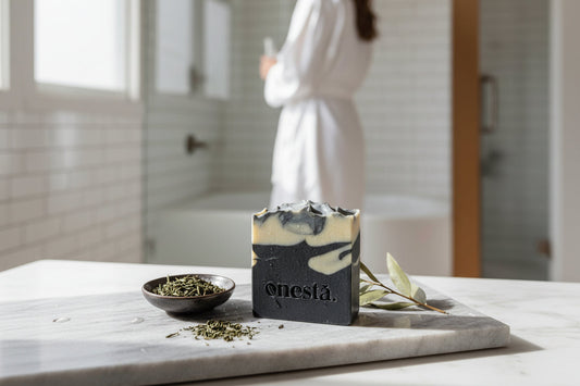 Equilibrio para piel grasa: Cómo el carbón activado y el tallow transforman tu rutina.